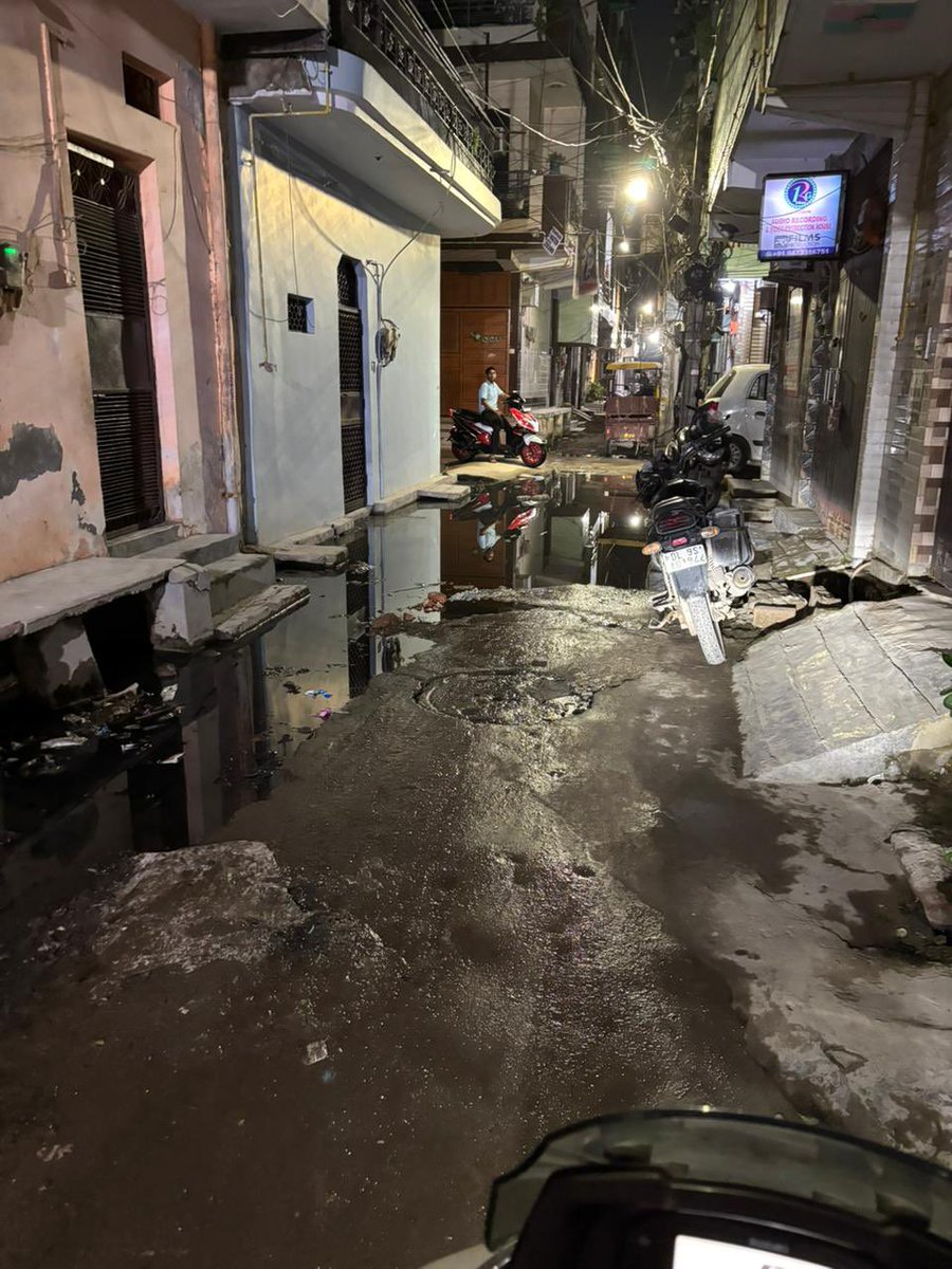 Wakeupishere's tweet image. घर में सीवर का पानी आ गया है, मुफ्त में स्विमिंग पूल मिल गया
शुक्रिया @ArvindKejriwal जी निगम पार्षद और विधायक जी, ऐसी ‘स्पेशल सुविधाएं’ हर किसी को कहाँ मिलती हैं? 
@OberoiShelly @MCD_Delhi @DelhiJalBoard @AAPNareshBalyan 

उत्तम नगर - मोहन गार्डन
वार्ड 114

#SewerProblems