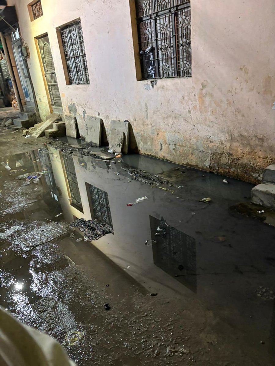 Wakeupishere's tweet image. घर में सीवर का पानी आ गया है, मुफ्त में स्विमिंग पूल मिल गया
शुक्रिया @ArvindKejriwal जी निगम पार्षद और विधायक जी, ऐसी ‘स्पेशल सुविधाएं’ हर किसी को कहाँ मिलती हैं? 
@OberoiShelly @MCD_Delhi @DelhiJalBoard @AAPNareshBalyan 

उत्तम नगर - मोहन गार्डन
वार्ड 114

#SewerProblems