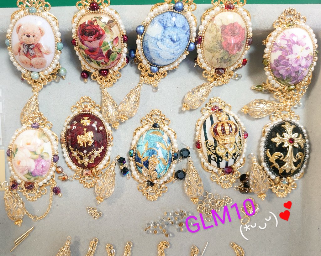 seisakusen's tweet photo. 10/5(土)の #GLM10 のカボションブローチを制作中~✨
クラシカル~くま🧸ちゃん~ゴシックまで
様々テイストで柄つけできる楽しいコ💕
まだ半分だけど🤔💦 https://t.co/mZZRavt13S