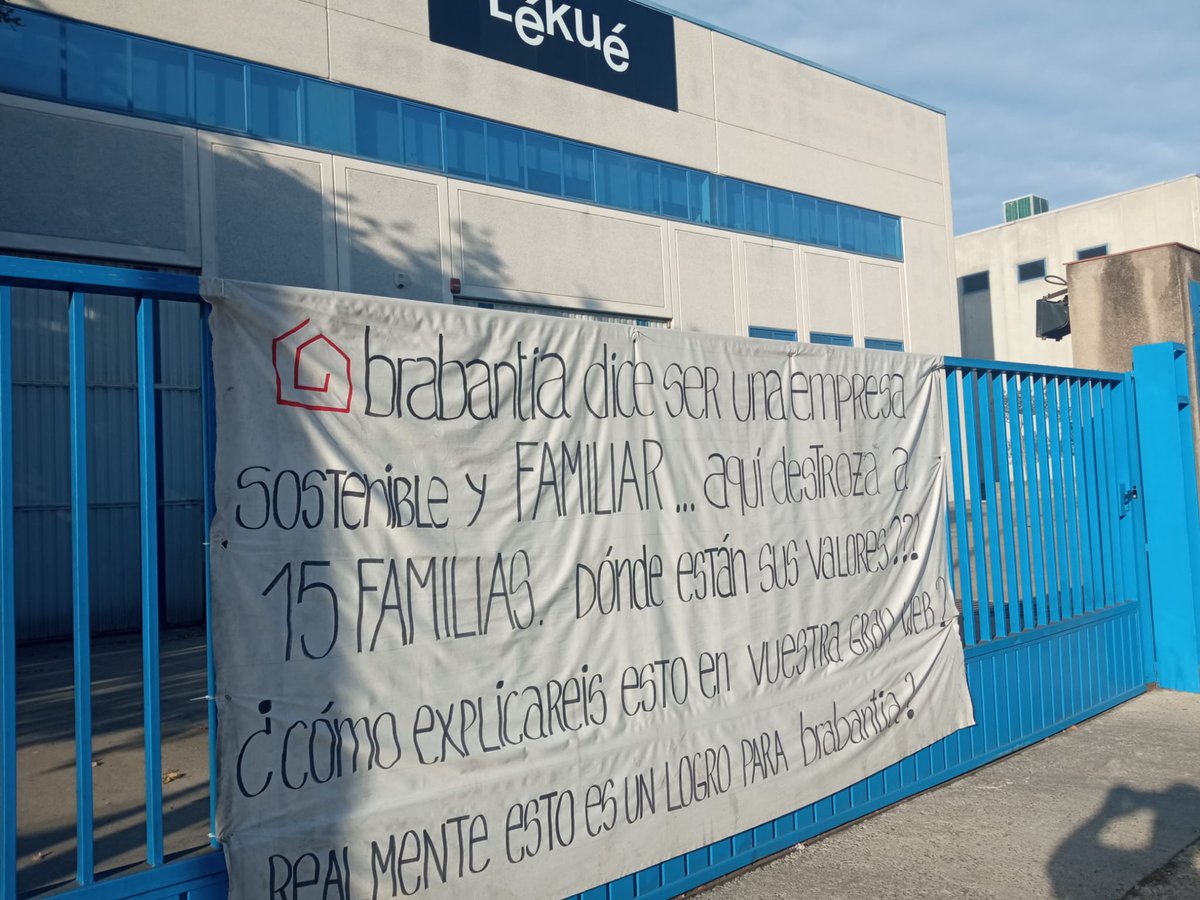 📢 Primera jornada de vaga a Lékué contra el tancament de la planta de la Llagosta. La plantilla rebutja els 15 acomiadaments plantejats i la deslocalització de l'activitat.

Tot el nostre suport als treballadors i treballadores de Lékué! ✊
#LeKueNoEsTanca