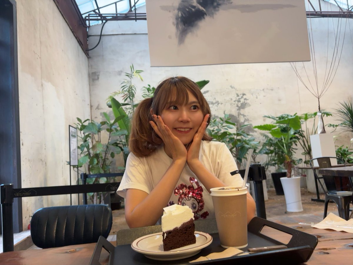 yura_burstgirl's tweet photo. ☕️🍰 https://t.co/QAGHHmGdZY