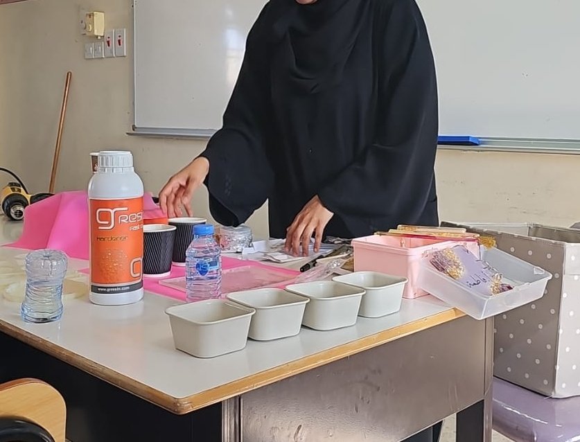 EduGovNsq6104's tweet photo. ورشة فنية عن عوالم الريزن مع الاستاذة فاطمة المصلحية كانت في حصة النشاط اليوم ١ أكتوبر.. https://t.co/WqTWyJEWZG