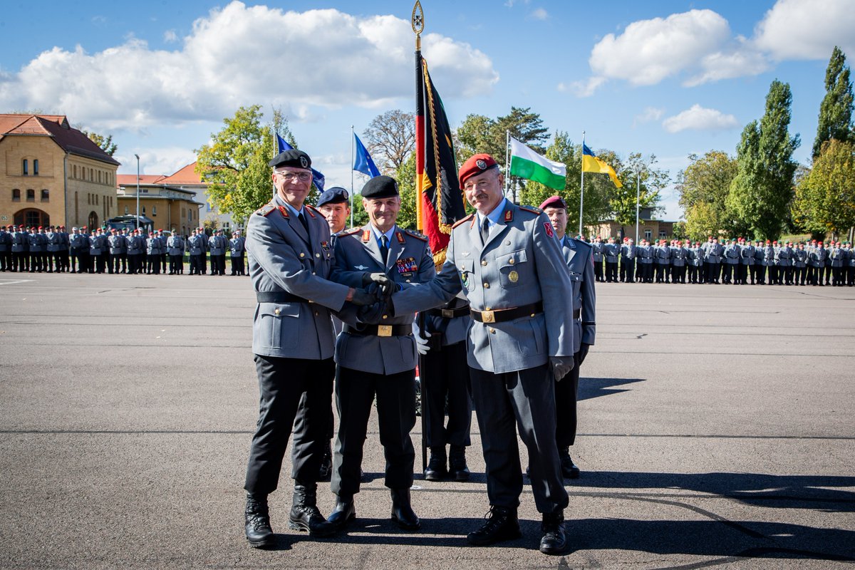 Neuer Kommandeur in #Leipzig: Bei einem feierlichen Appell übergibt der stellvertretende Inspekteur des Heeres, Generalleutnant Marlow, das #Ausbildungskommando von Generalmajor Hochwart an Brigadegeneral Rohde. Das #Heer wünscht den Kameraden für die Zukunft viel #Soldatenglück.