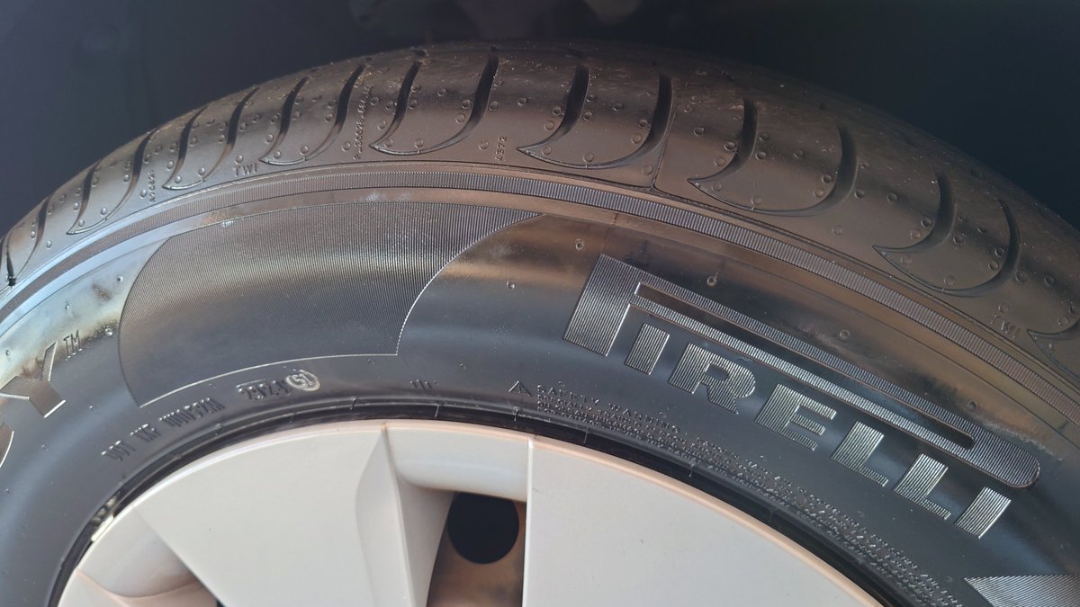 【速報】騎乗さんの愛車、タイヤがおニューになる
画像参照　1枚目ビフォー　2枚目アフター

えちゃん、とーりさん、ひろまぴぃさん、その節はお世話になりました！ありがとうございました(*^ω^)ﾋﾟﾚﾘｶｸｲｨ