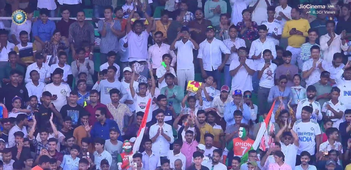 AapKiShivaniDi's tweet photo. A Standing Ovation for Captain Rohit Sharma despite being out early 8(7).
#SelflessCaptain #KanpurCrowd https://t.co/AmU25gViuv