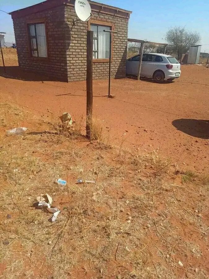 TwaRSA26's tweet photo. Why do people buy cars before building? https://t.co/DHRQJtrePZ