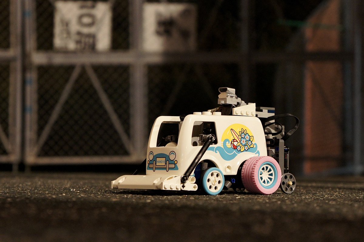 taiyomoc's tweet photo. 魔改造バニング風キャンピングカー

おそらく世界初の4輪Duploラジコン
パーツは全てレゴ純正です

なんか #4wlc 勢の方々が好きそうなスタイルになりました

#レゴ #デュプロ #レゴデュプロ #レゴラジコン #lego #duplo #LEGOduplo #legoRC #LEGOcar #バニング https://t.co/vnPV7diqLW