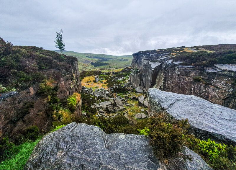 PeakDistrictWks's tweet photo. The Peak District is known for having many ‘edges’, this 6-mile walk goes along Burbage Rocks via Upper and Lower Burbage Edge, with beautiful views, including looking across to Higgor Tor where you’ll walk back across https://t.co/LWCiyaLPKY #PeakDistrict #BurbageEdge https://t.co/hpo19Gpqo5