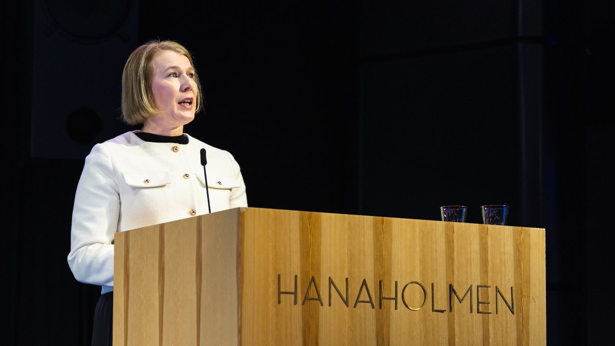 Hyvinvointialuejohtaja Sanna Svahn #luvn #luottamushenkilöseminaarissa: - Soteuudistuksen ensimmäiset hyödyt ovat jo näkyvissä. Suomalaiset pääsevät hoitoon nopeammin kuin aiemmin ja henkilöstöpula on helpottanut. 1/2