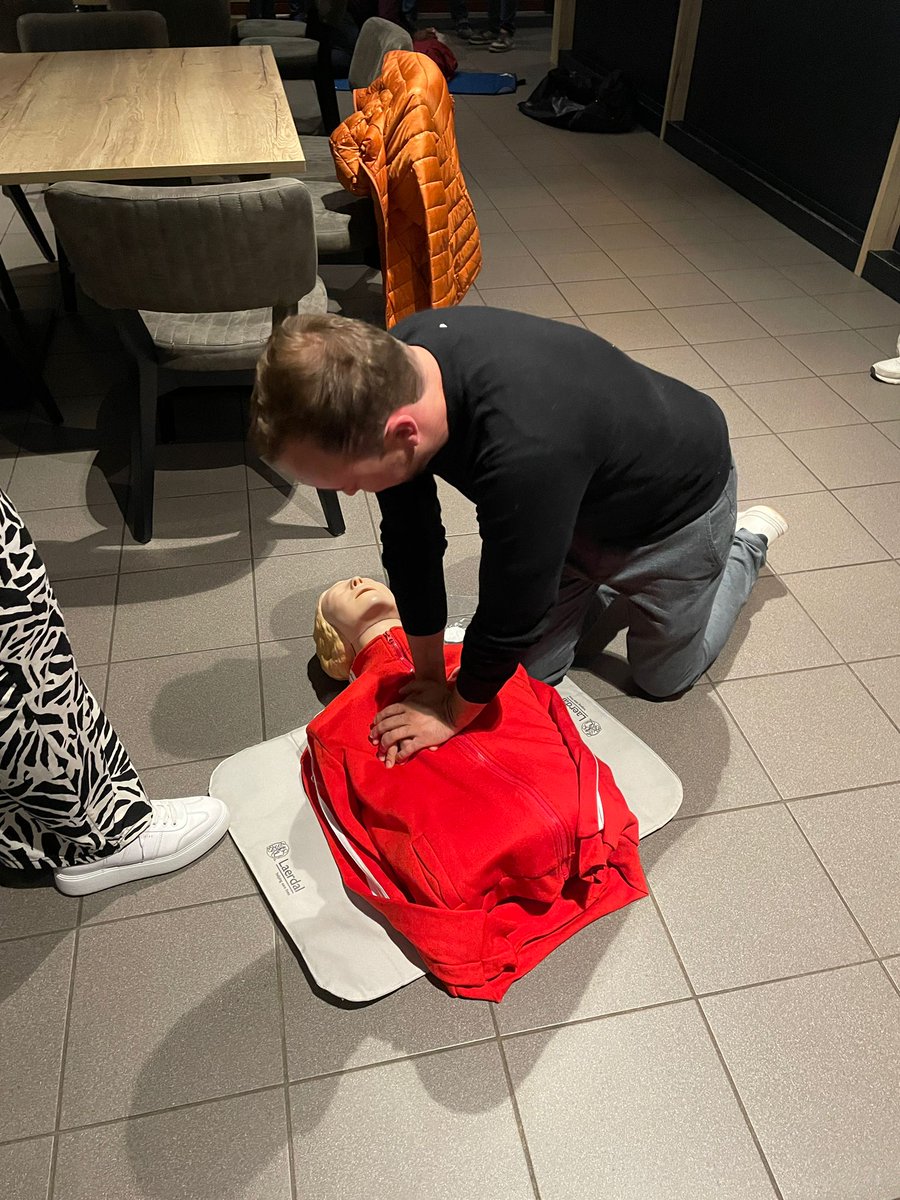 12 SNO leden geslaagd voor de cursus Reanimatie &amp; AED!

Prachtig om te zien om tijdens de cursus (georganiseerd door <a href="/BeltmanGert/">Gert-Jan Beltman</a>) diverse jonge leden participeerden: @maxvanderlei, <a href="/gmoeken/">Gerwin Moeken</a>, <a href="/KoenStaarman1/">KoenStaarman</a> &amp; <a href="/dennis_voetbal/">dennisschoemaker</a>!

Het verslag:
 sno-nijverdal.nl/Nieuws/9026/12…

#SNONijverdal