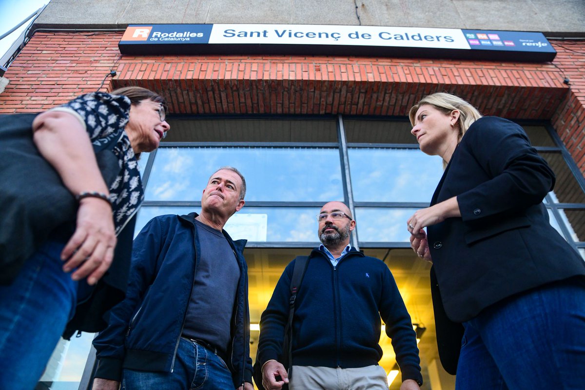 Esquerra_ERC's tweet photo. 📸 Els diputats al Parlament @raquelsans, @asalvadof i @Irenemont_roig i el senador @jordigaseni han comprovat aquest matí el desenvolupament del primer dia del tall de les vies a Roda de Berà 🚆 https://t.co/vcOP0Jn0R8