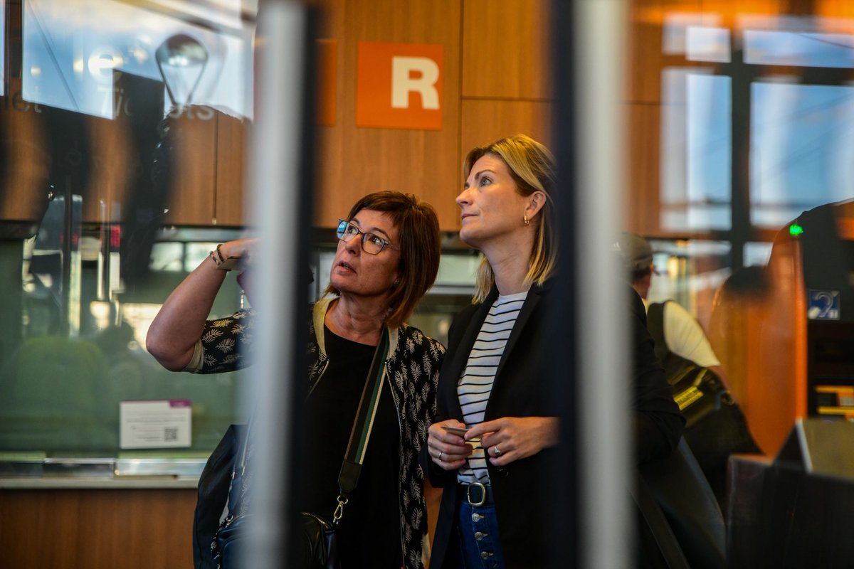 Esquerra_ERC's tweet photo. 📸 Els diputats al Parlament @raquelsans, @asalvadof i @Irenemont_roig i el senador @jordigaseni han comprovat aquest matí el desenvolupament del primer dia del tall de les vies a Roda de Berà 🚆 https://t.co/vcOP0Jn0R8