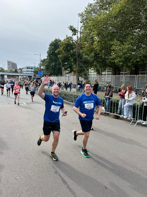 Afgelopen weekend deed een sportief team van VECOZO mee aan de <a href="/tilburgtenmiles/">CZ Tilburg Ten Miles</a>. 🏃‍♂️🏃‍♀️ Zaterdag trotseerde een aantal de regen bij de verschillende wandelafstanden. Zondag stonden 30 collega's klaar om te schitteren met beter weer, met ook nog eens mooie tijden!

#tilburgtenmiles