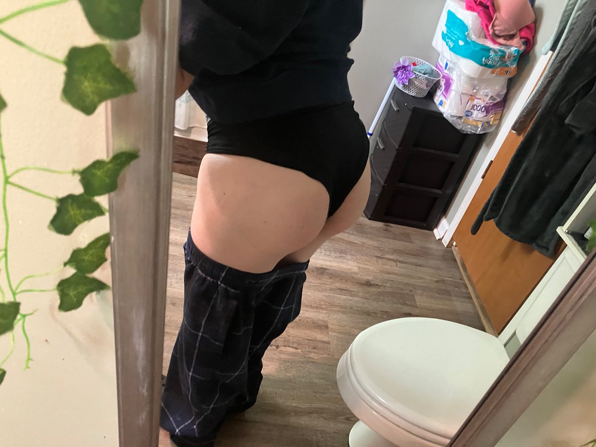 twinkkfemboy's tweet photo. I tried on my sisters old panties and I think I want my own now :3 https://t.co/9Amt3miwrM