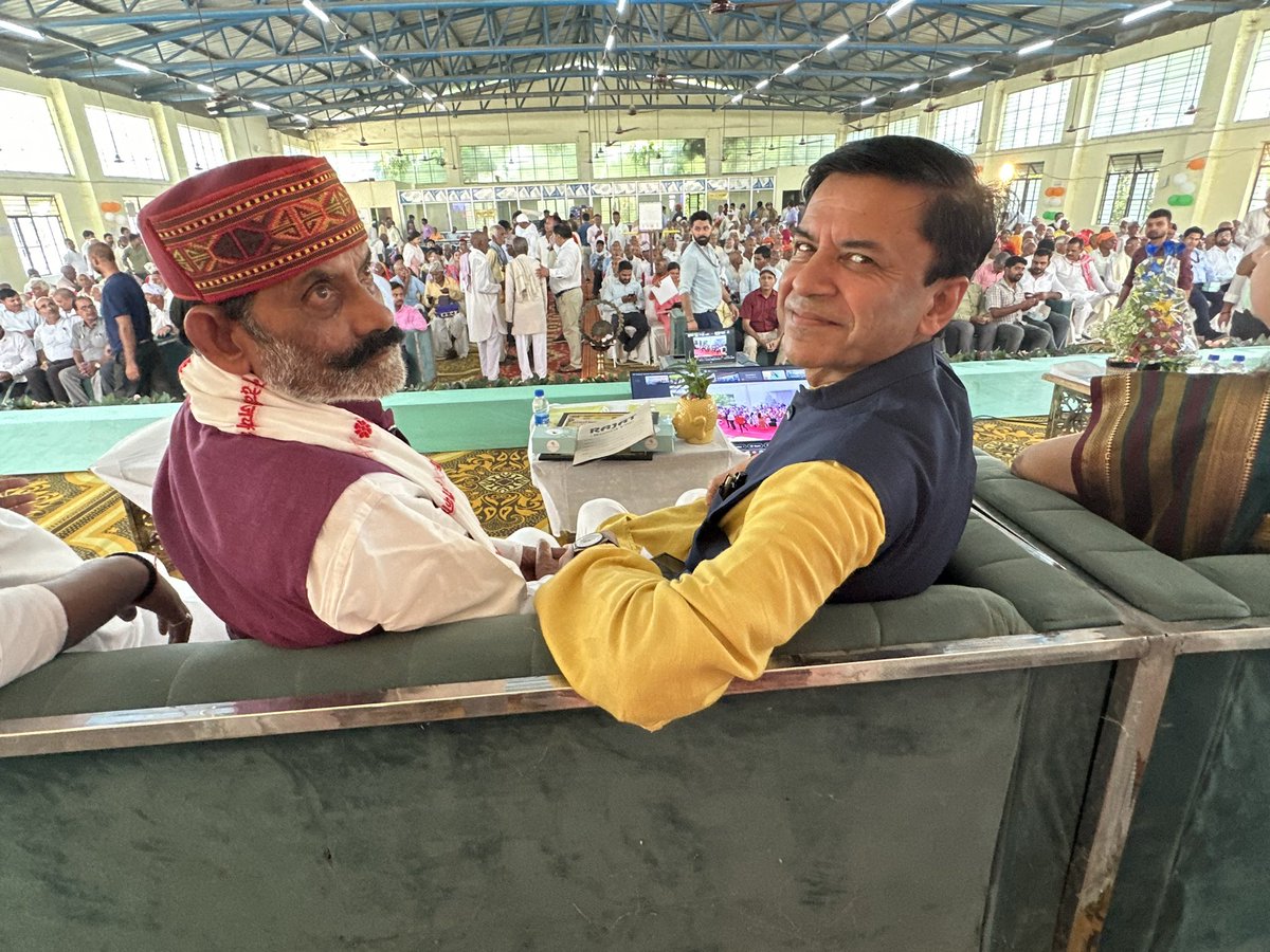 GirishTiwaribjp's tweet photo. आज जनपद देवरिया स्थित आई.टी.आई. में राष्ट्रीय बयोश्री योजना के अंतर्गत अंतराष्ट्रीय वृद्धजन दिवस के अवसर पर निःशुल्क सहायक उपकरण वितरण कार्यक्रम में भाग लिया, जहाँ साथ में माननीय सांसद Shashank Mani शशांक मणि जी, जिलाधिकारी आद��णीय Divya Mittal जी, मुख्य विकास अधिकारी एवं हृदय प्रिय राजू मणि बाबू सहित साथीगण उपस्थित रहे !