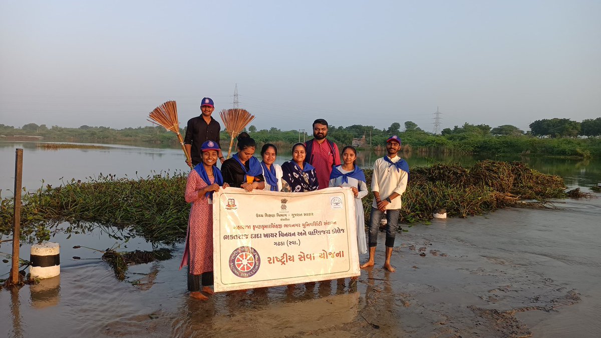 NSSBDKACCG's tweet photo. NSS Volunteers of Bhaktraj Dada Khachar College Gadhada cleaned Ghelo river passing through adopted village Adtala.
@_NSSIndia @YASMinistry @nssmkbu @nssgujarat https://t.co/dgZEJaUi0b