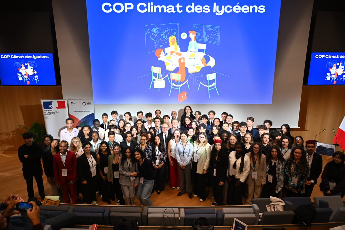 AFD_France's tweet photo. #Francophonie24 | Simulation de négociations de COP organisée avec + de 70 élèves
💬@RiouxRemy partage son expérience de négociateur à la COP21 : "Je vous invite à maintenir des positions ambitieuses pour le climat. Les COP sont des lieux indispensables de dialogue entre les nations"