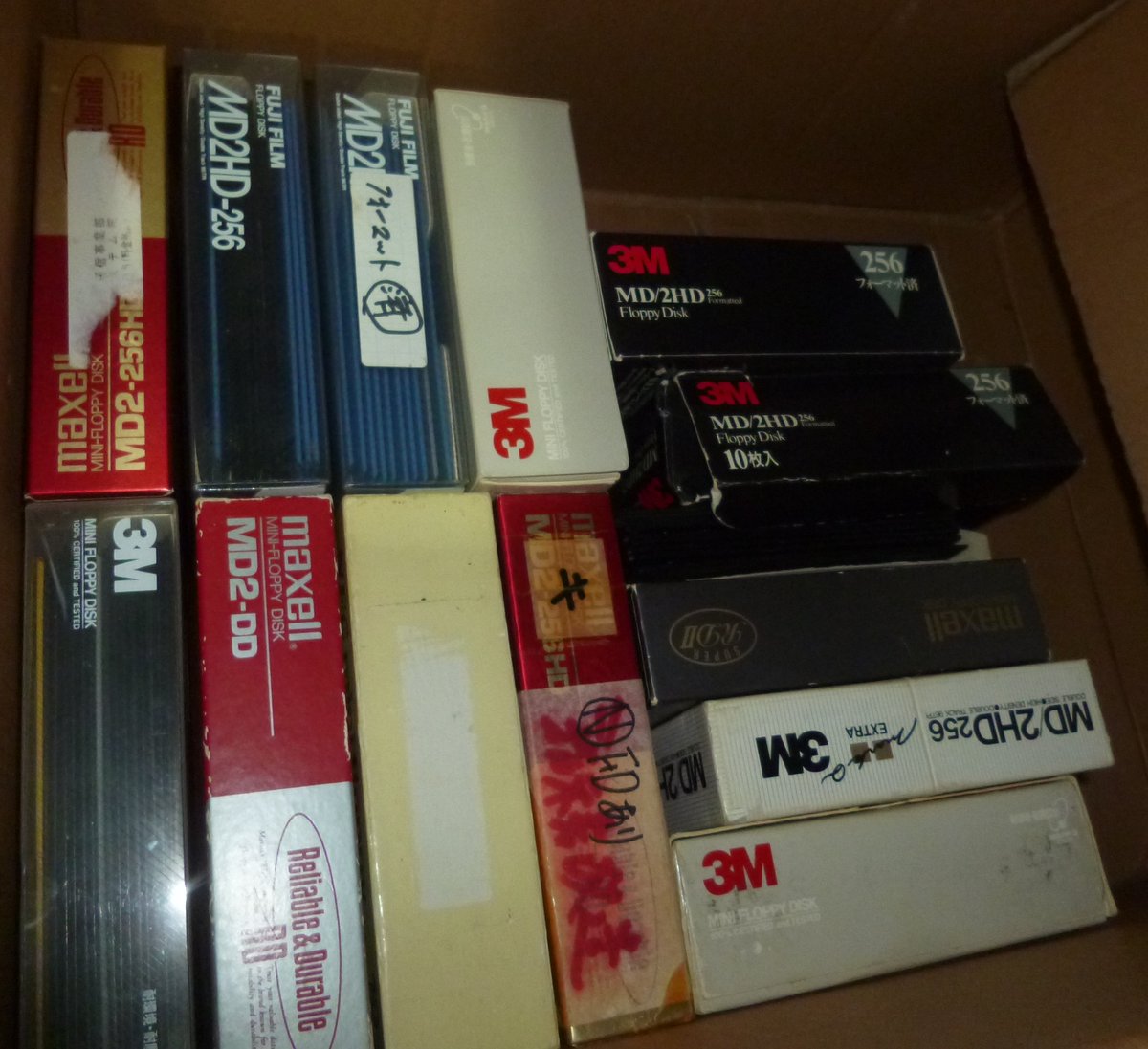 kyokonodan2525's tweet image. 最近フォロアーのポストで5インチFDDが最近高値になってるとの事で、10年以上デッドストックFDDを確認。
昔、ヤフオクで500枚組4000円をまとめ購入。2D中心でPC88用ソフトも多数入っていたので残し、ブランクFDはメーカー製約150枚。2DDは一生使わない気が😅
5インチFDDって需要あるの❓
#FDD #5インチ