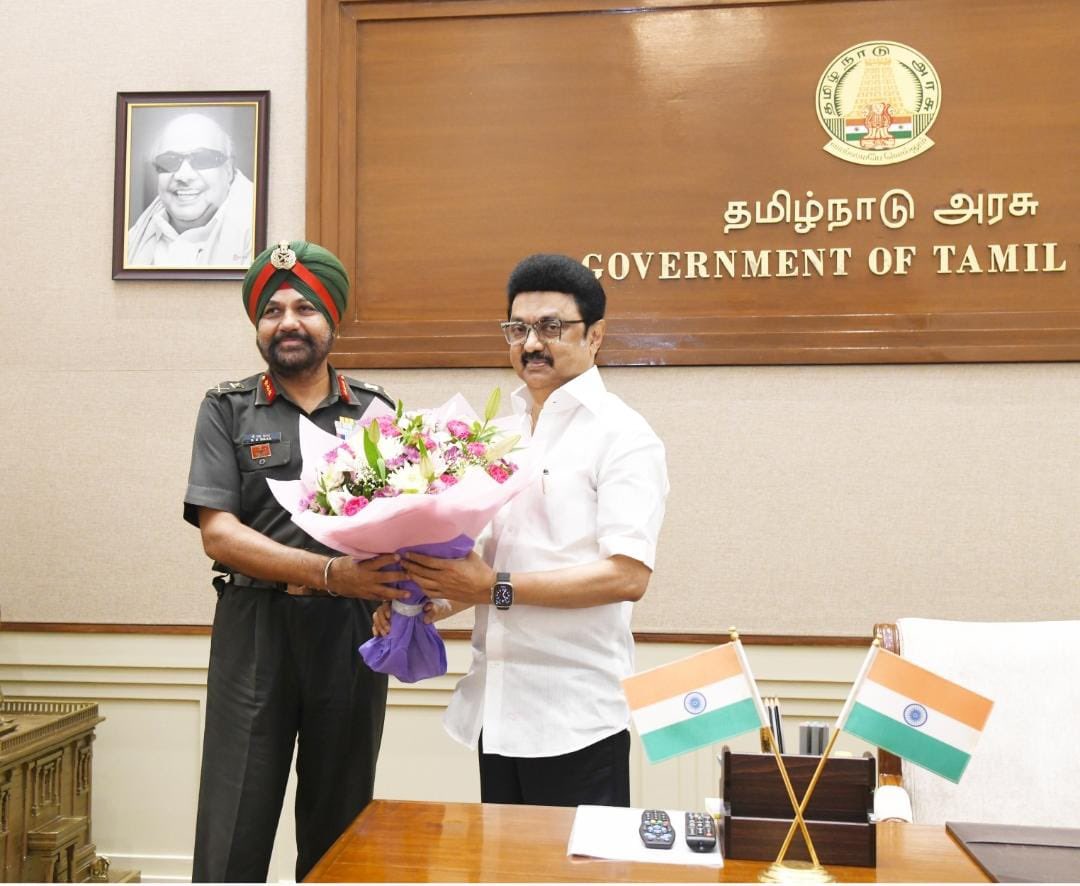 Def_PRO_Chennai's tweet photo. Lt Gen KS Brar, GOC DB Area of #IndianArmy paid courtesy visit to TN CM Thiru MK Stalin &amp; thanked him for Exservicemen welfare like property tax exemption, loan subsidy &amp; raising remuneration of gallantry award winners. CM appreciated Army flood relief works. 

@giridhararamane https://t.co/vlAq4tnCrQ