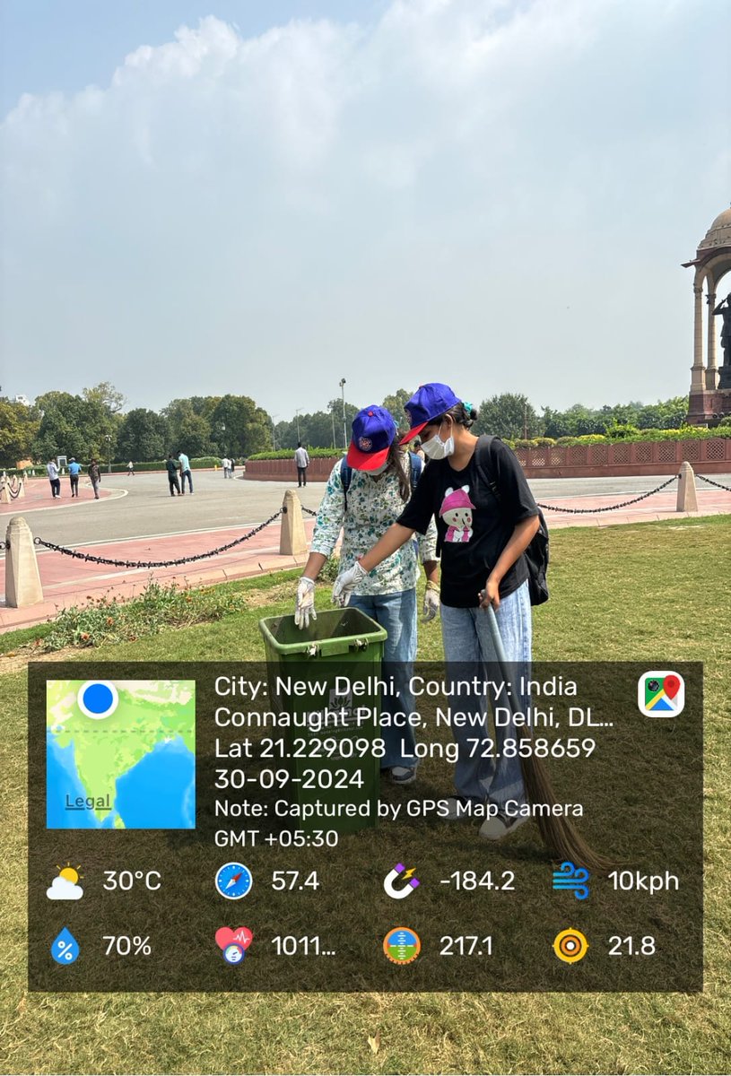 YASMinistry's tweet photo. The NSS Unit of Maitreyi College organized a cleanliness drive at India Gate under the #SwachhataHiSeva campaign. Volunteers cleaned the area &amp; performed a Nukkad Natak to raise awareness about community responsibility in keeping public spaces clean. #MYBharat https://t.co/oOeXPMdpvq