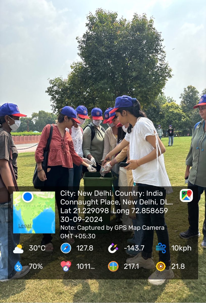YASMinistry's tweet photo. The NSS Unit of Maitreyi College organized a cleanliness drive at India Gate under the #SwachhataHiSeva campaign. Volunteers cleaned the area &amp; performed a Nukkad Natak to raise awareness about community responsibility in keeping public spaces clean. #MYBharat https://t.co/oOeXPMdpvq