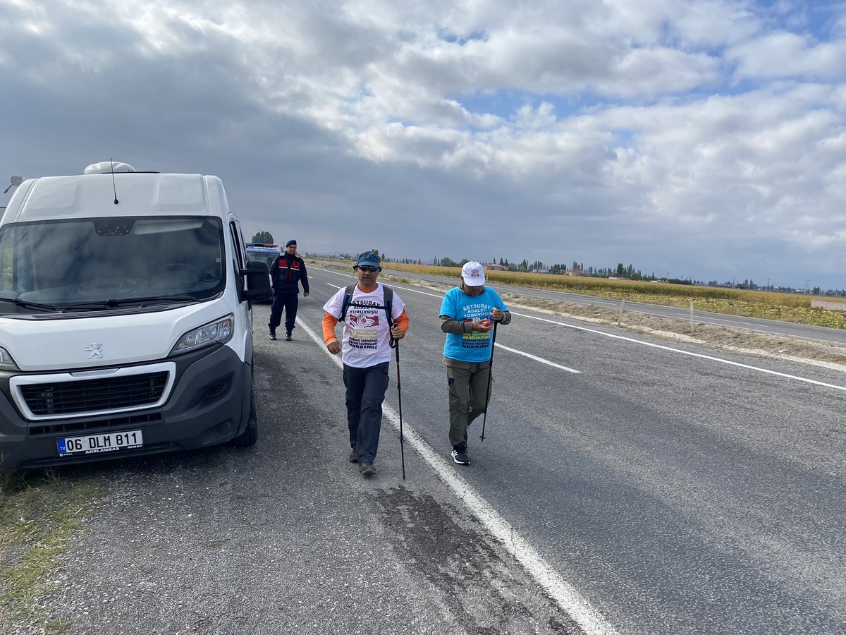kozan_fati38955's tweet photo. Nevşehir il sınırı geçildi, Astsubaylar tarih yazıyor #AstsubayaAdaletYürüşü https://t.co/NpCvsubt5A