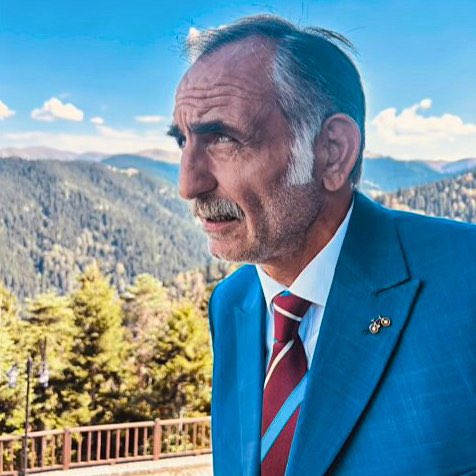 Kurtlar Vadisi dizisinde Memati karakteriyle hafızalara kazınan Gürkan Uygun, yeni filmi "Temel" için bordo-mavi kravatıyla Trabzon'da.