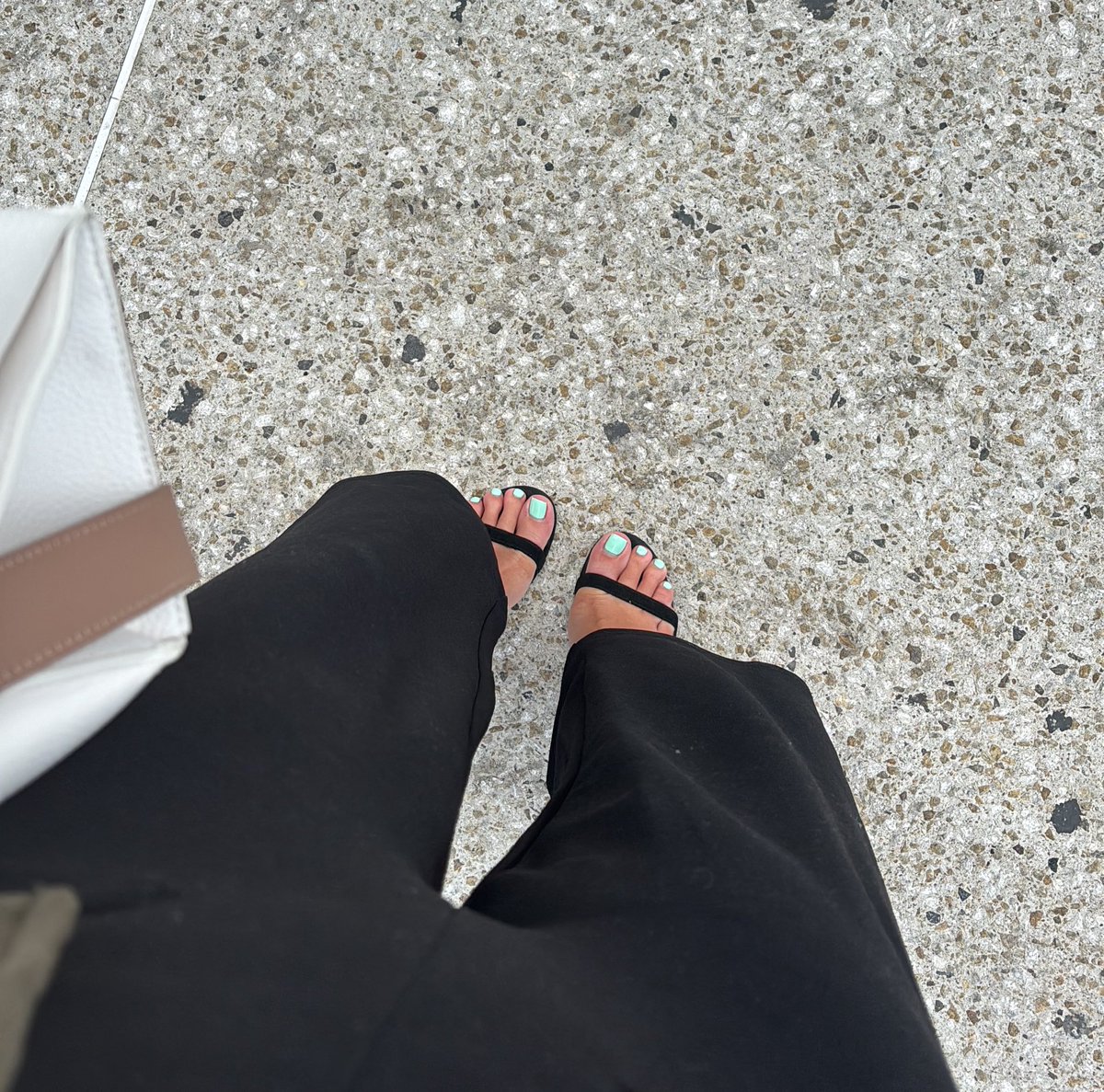 letsjustplay34's tweet photo. Alalala … on reprend le travail 😓dur dur #work l’impression d’un #lundi 😅 #GoodMorningEveryone #feetbuyer #feet #pieds #talons #fetichiste #orteils #chaussures #feetworshi̇p https://t.co/n64QEQ0Uep