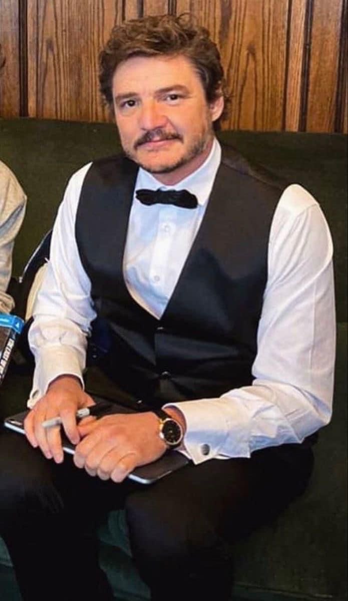 3mpt_y's tweet photo. this is my waiter dawg 🤦 im tipping 1,000$ https://t.co/PLzkr0x7WP