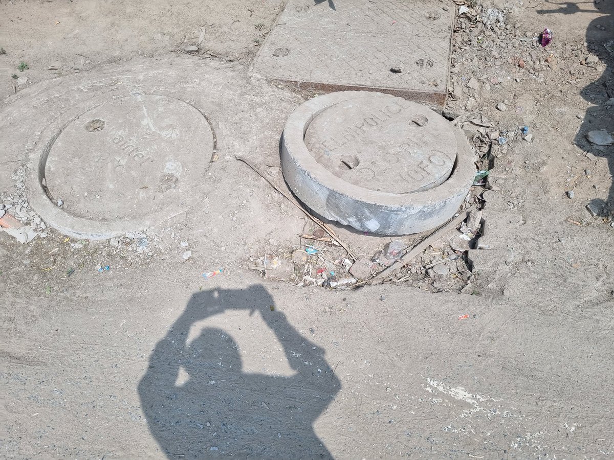 msoni3839's tweet photo. @dtptraffic @DelhiPolice @DelhiPwd @DelhiMcd 
इसका समाधान करवा दो ये सीवर का ढकन से लोग बहुत परेशान हो रहे हे जिसने भी इसको बनाया हे बिच मे ही काम छोड़ के चला गया इसे  बने हुए भी 2 महीने हो गये कोई दुबारा देखने भी नही आया ऐसे ही उल्टा सीधा बना के चला गया 
Address फोटो मे हे https://t.co/sYFnM7BcRe