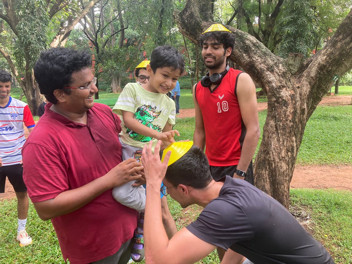 cubbon_run's tweet photo. At the 62nd edition of Cubbon Run, little Aarav finished the brutal 5K course and felicitated the runners with a smile, showing that you may be little but can show big spirit. https://t.co/nRnYOm7ngo