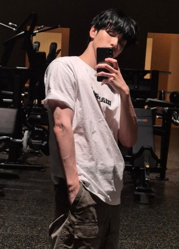 AboutMusicYT's tweet photo. TXT's Soobin shares a photo straight from the gym. https://t.co/bFQ2fA71mU