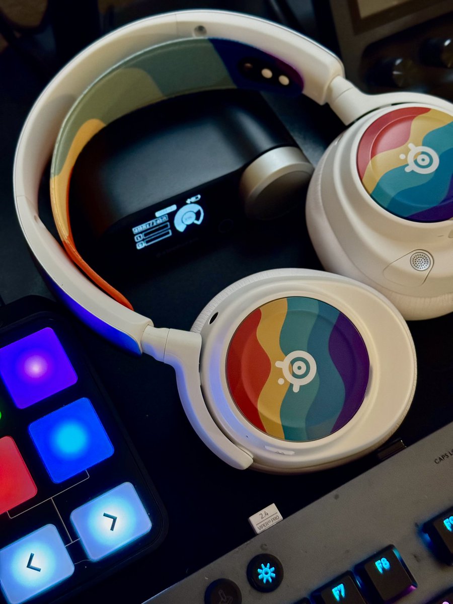 jayceeamarie's tweet photo. Loving my new custom #steelseries arctis nova pros ❤️ #ps5 #twitch #gamer https://t.co/ZN6wKKCBoV