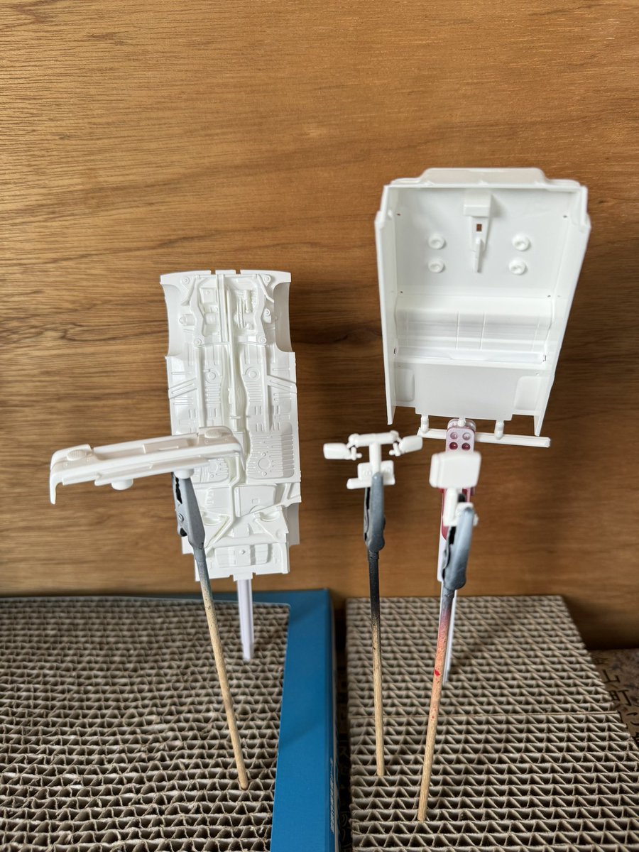 kiyobinbo_1971's tweet photo. アルトワークス ツーリングN1仕様
午前は溶きパテ部分を整えた後、白サフをスプレー
午後はボディカラーをスプレー
サイドステップ接着していいか❓とインスト眺めてたら、スカイブルーに塗装する部分があることに気づく😮💨セーフ‼️
#フジミ
#スズキ
#アルトワークス
#CA72 https://t.co/CMqnBYyR7b