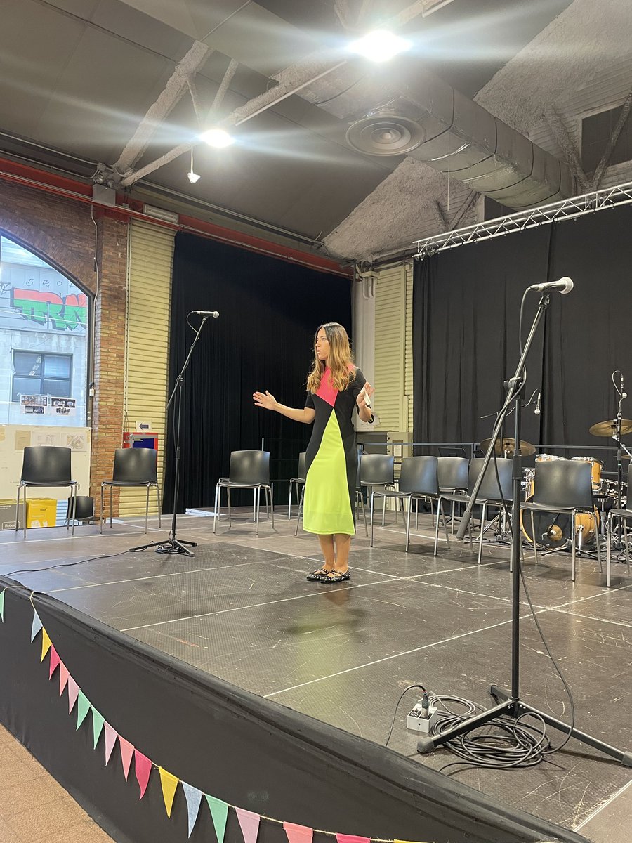 Ple total a la 1a Trobada d’Escoles de Gent Gran @salutpublicabcn Ara Núria Marin <a href="/nuriasecret/">Núria Marín 👑</a> està donant la benvinguda a les persones de cada barri.