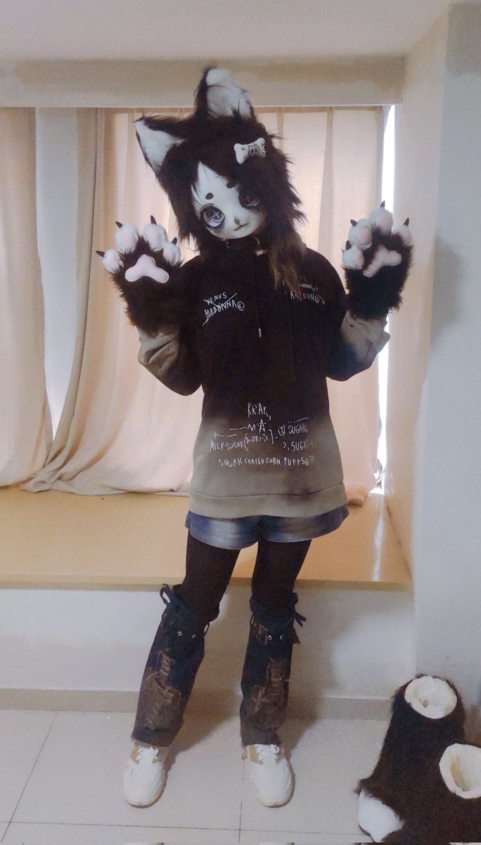 买了兽鞋但却不想穿。。。
更喜欢这个小腿套(´；ω；`)
还有 热死了！！！