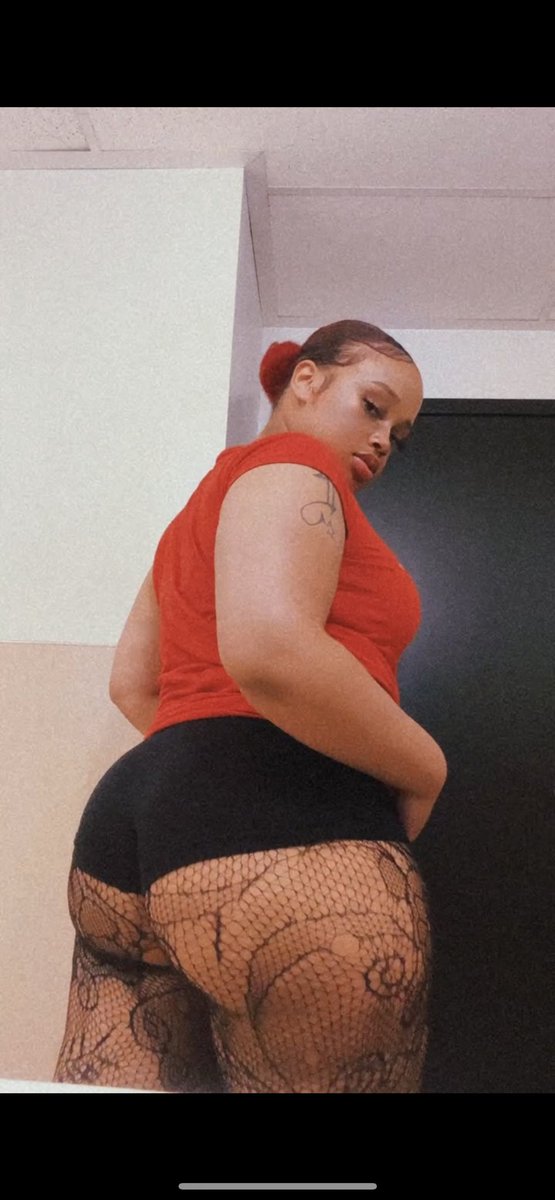 Theedrakainaa's tweet photo. Thread of when I used to work as a waitress in a strip club before a hating as manager fired me without cause 😭😭😭 https://t.co/aWHcGR4tx3