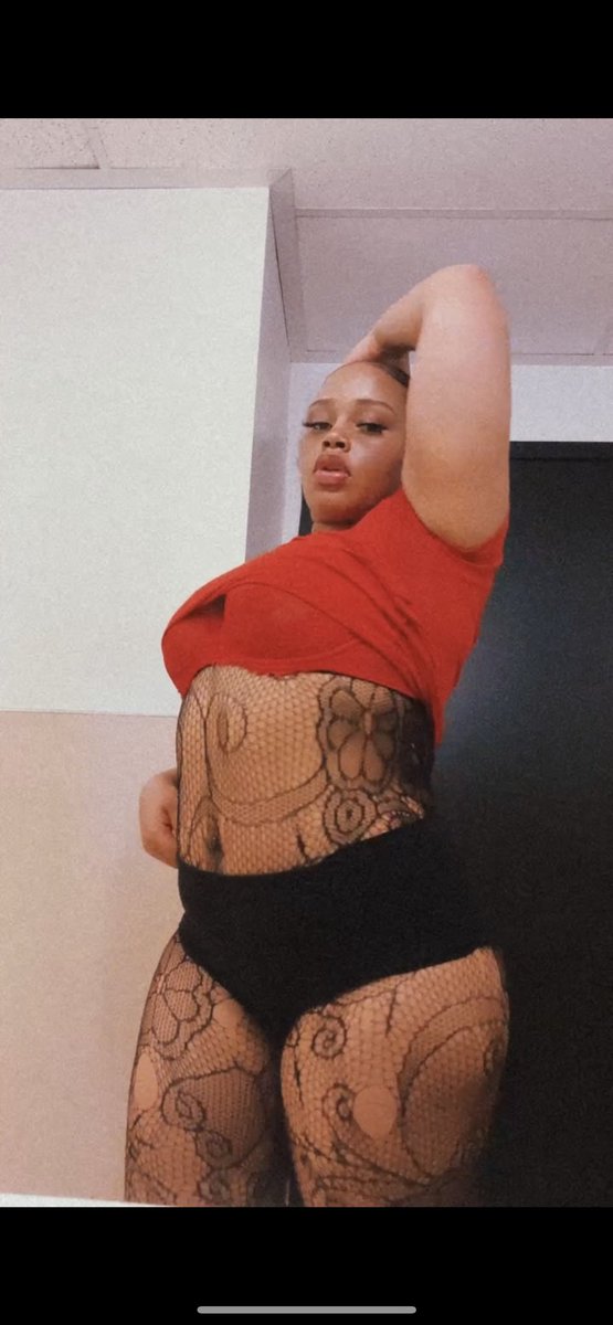 Theedrakainaa's tweet photo. Thread of when I used to work as a waitress in a strip club before a hating as manager fired me without cause 😭😭😭 https://t.co/aWHcGR4tx3