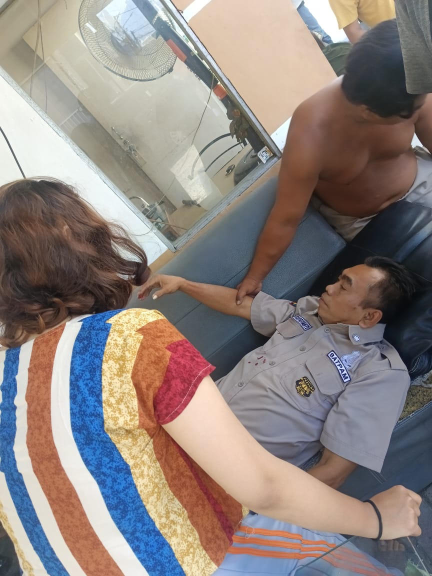 nuansabening28's tweet photo. 3. ⁠saat mau kabur dihalangi mobil first media n beberapa motor termasuk pak Supri satpam
4. ⁠informasi pelaku sdh ditunggu rekannya didaerah galaxy mall
5. ⁠pelaku sdh diamankan polisi, dan korban sdh dibawa ke rumah sakit

TKP prempatan pos belakang Gunung Anyar Emas Selatan https://t.co/X05EPs9CGe