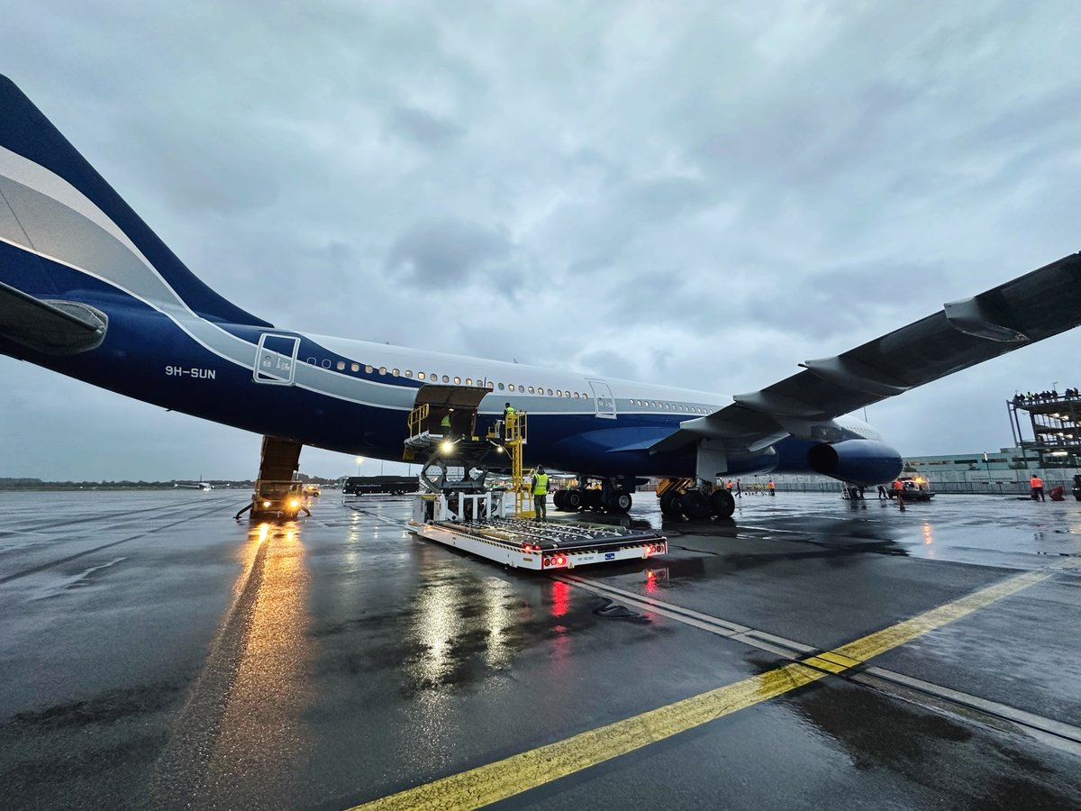 VlbEindhoven's tweet photo. Beter een goede buur dan een verre vriend. Gisteravond sprongen onze collega's van 940 Sqn in om de afhandeling van een Airbus A340 met het elftal van @SportingCP deels op zich te nemen. Een blijk van de goede samenwerking en korte lijntjes met #Viggo en @EINairport 🛬 https://t.co/FkZpvWI8gs