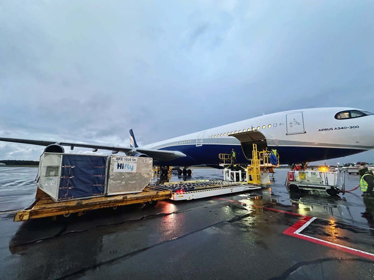 VlbEindhoven's tweet photo. Beter een goede buur dan een verre vriend. Gisteravond sprongen onze collega's van 940 Sqn in om de afhandeling van een Airbus A340 met het elftal van @SportingCP deels op zich te nemen. Een blijk van de goede samenwerking en korte lijntjes met #Viggo en @EINairport 🛬 https://t.co/FkZpvWI8gs