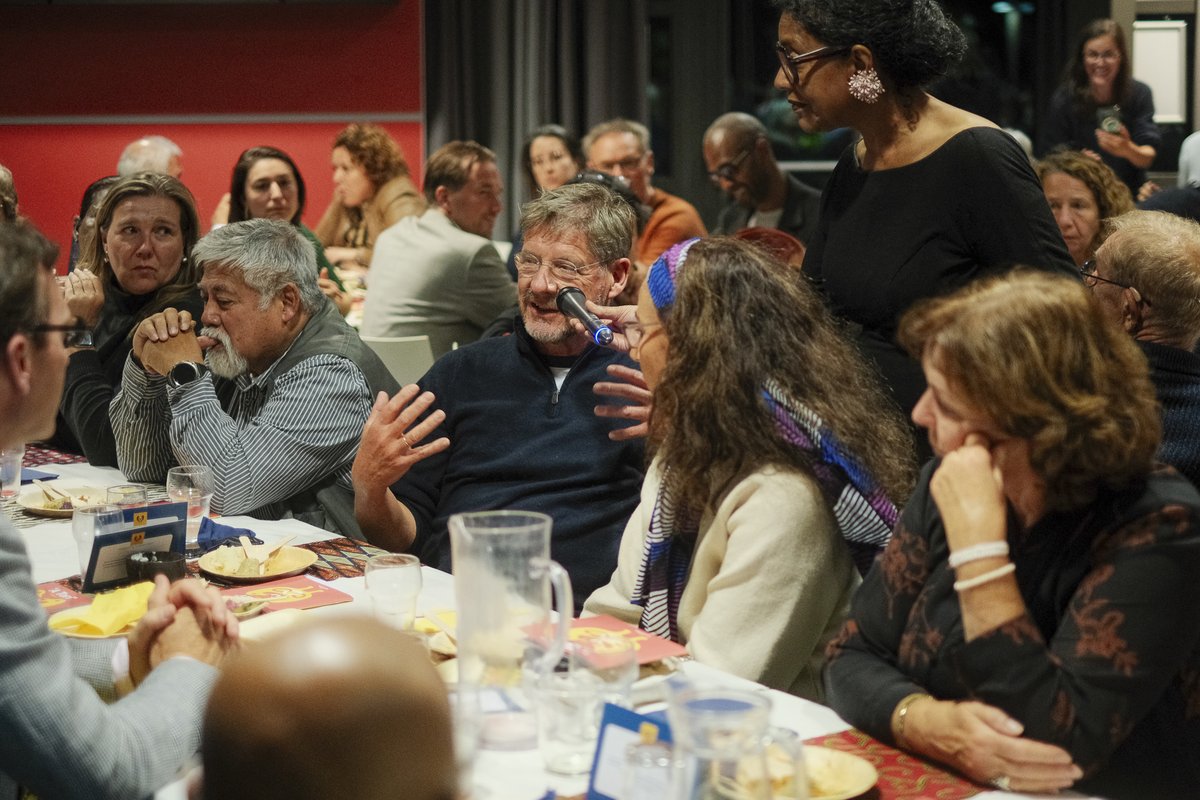 Gem_DenHelder's tweet photo. Op initiatief van de Provincie Noord-Holland vond er afgelopen vrijdag voor het eerst in onze gemeente een Keti Koti dialoogtafel plaats. Aanwezigen gingen in MFC ’t Wijkhuis in gesprek over het thema ‘verbinding in diversiteit’. Wethouder Fotigui Camara was een van de sprekers. https://t.co/m69DkYrxVu