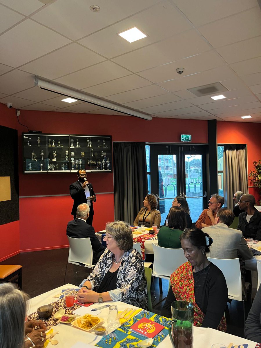 Op initiatief van de Provincie Noord-Holland vond er afgelopen vrijdag voor het eerst in onze gemeente een Keti Koti dialoogtafel plaats. Aanwezigen gingen in MFC ’t Wijkhuis in gesprek over het thema ‘verbinding in diversiteit’. Wethouder Fotigui Camara was een van de sprekers.