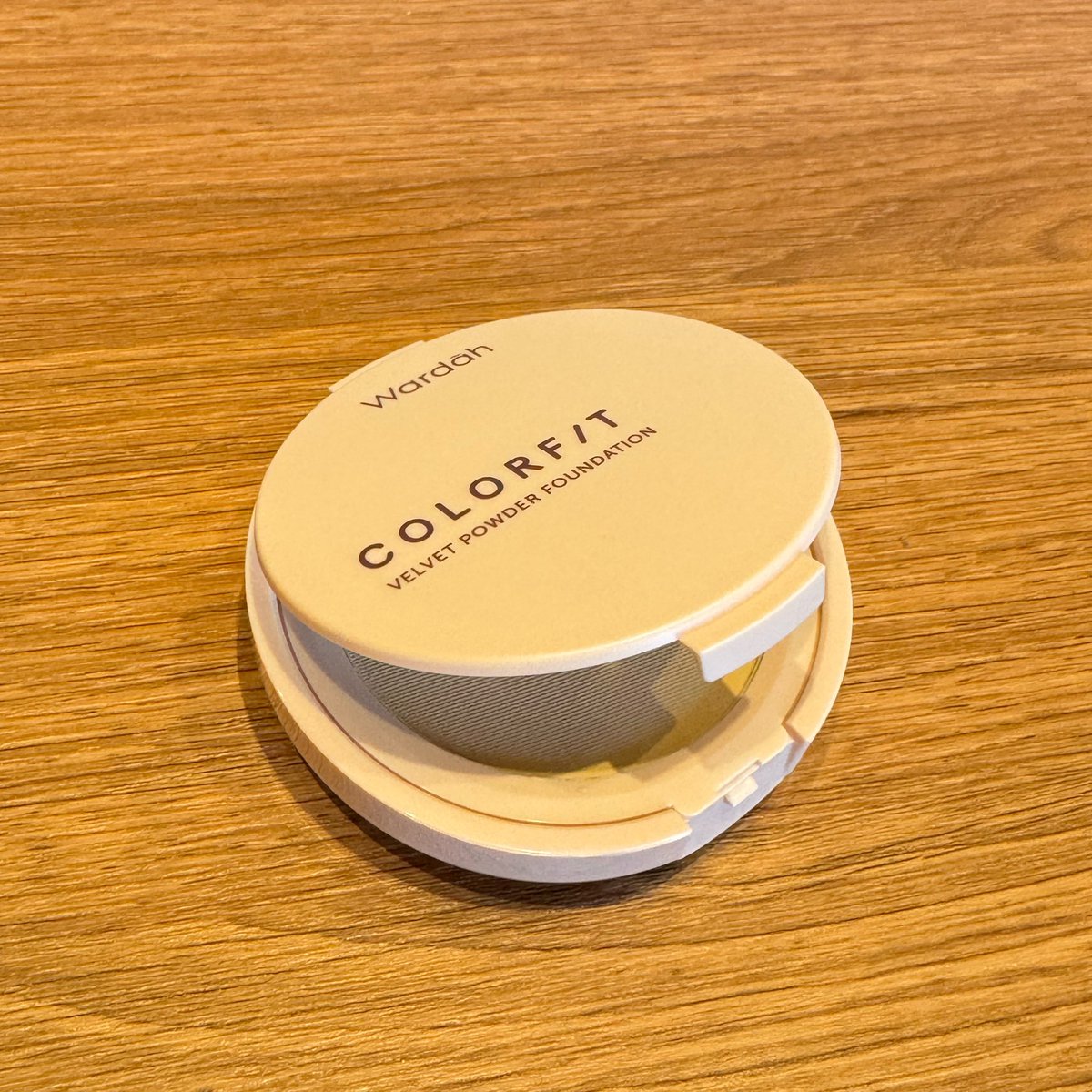 bedazzlingyou's tweet image. serius deh, kalo kalian mau cobain complexion anti fail, bagus tapi murah meriah 

mending cobain wardah yg powder foundation, cakeeeup dan beginner friendly yg mau belajar makeup 👍🏻