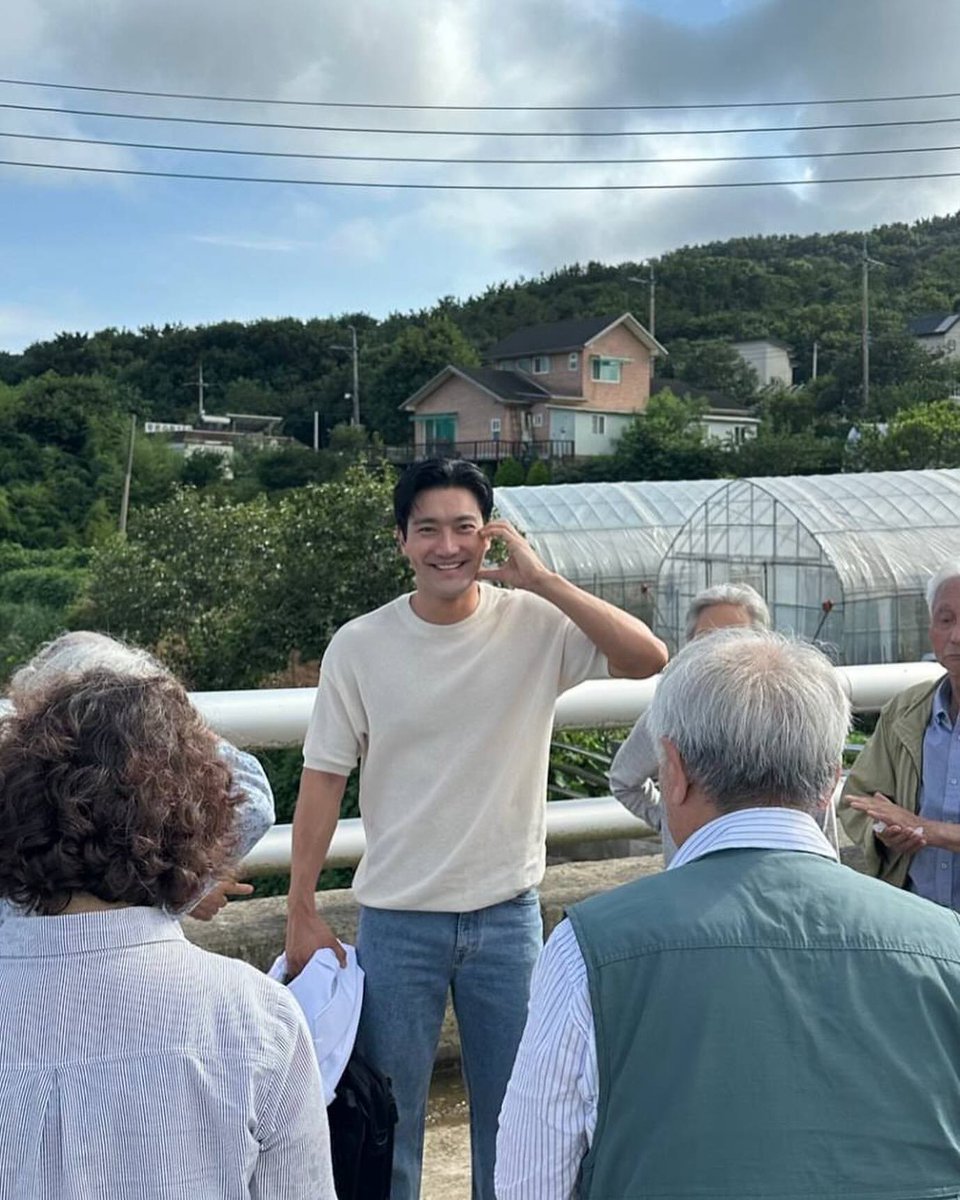 20241001 <a href="/siwonchoi/">Siwon Choi</a> 's IG update 🌷(1)
<a href="/siwonchoi/">Siwon Choi</a>  오빠 안 돼 ～ 
너 너무 귀여워서 
어떡해🌼