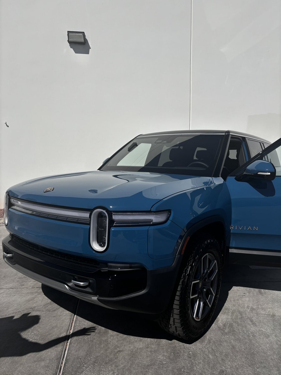 chiiiayaya's tweet photo. 日本未上陸の最新EV車、RIVIAN(リビアン)
テスラみたいに天井は透明、スマホから車内の空調や鍵を操作できたり、タッチパネルでの簡単な操作可能だった。乗り心地、加速感もよき。広々とした車内で、長時間の運転にも向いてそう。
ロードトリップにも良さそうなファミリーカーって感じ。 https://t.co/a35ayq4o0R