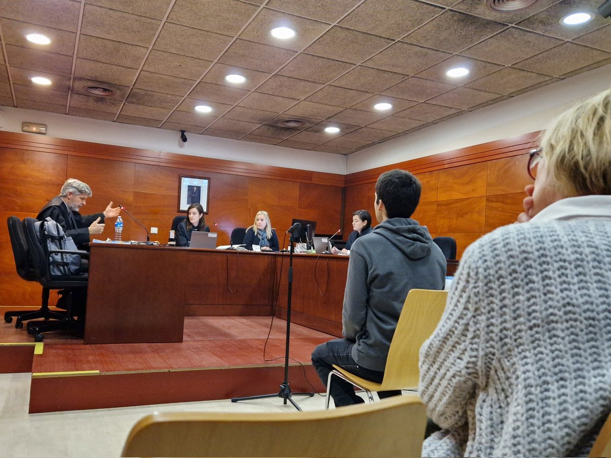 L'Oscar Morros i Pinós, AMNISTIAT ✊🏽 La Guàrdia Civil el va detenir el dia del Referèndum d'independència de l'1-O a Dosrius, va ser jutjat i condemnat per atemptat a l'autoritat. Ara sí que s'ha fet Justícia. Enhorabona, Òscar i família!!!

📰 ara.cat/1_4e9db2