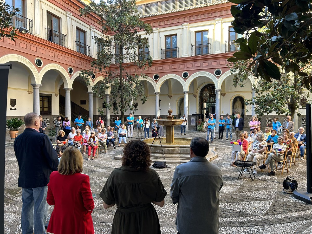 Comienza el mes de las personas mayores con un paseo por las calles del centro de la ciudad. Organizado desde el Ayuntamiento de la ciudad de Granada, con la colaboración de <a href="/FundlaCaixa/">Fundación ”la Caixa”</a> y  <a href="/FAlbihar/">Fundación Albihar</a>
