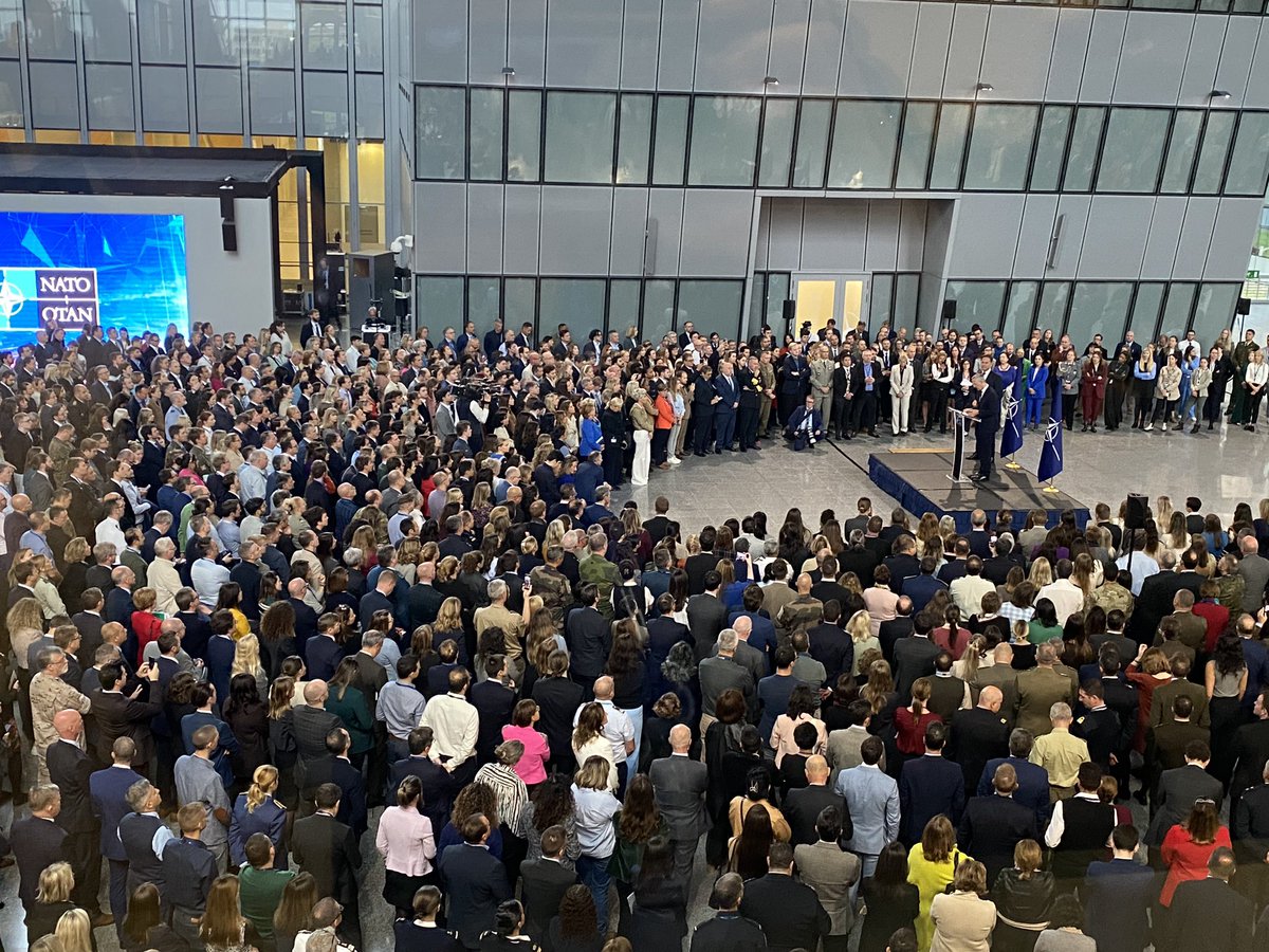 .<a href="/NATO/">NATO</a> <a href="/jensstoltenberg/">Jens Stoltenberg</a> agurtzeko eta Mark Rutteri ongietorria emateko Aliantzako langileak  Bruselako  egoitzan batzartu dira