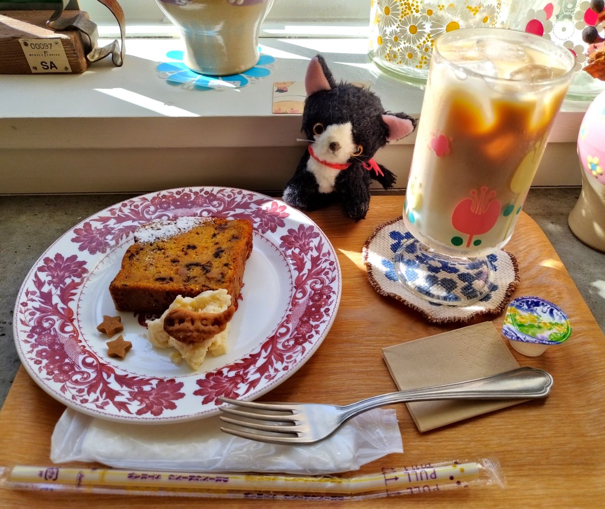 petit2_m's tweet photo. 今日は西荻窪のspicaのおやつさんへ
キャロットケーキを頂いてきました🥕
美味しかった😋
oneflowerさんの美しいチェコのガラスボタンと可愛らしいクッキー🐻などお迎えしました✨
店内可愛いものでいっぱいで楽しかった💕
#spicaのおやつ
#oneflower https://t.co/joERE6laoa